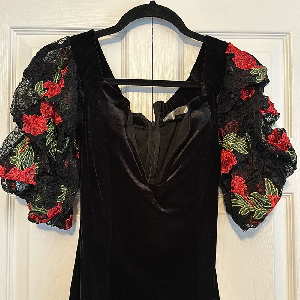 Dress with puffy sleeves. Size medium. Very good condition.